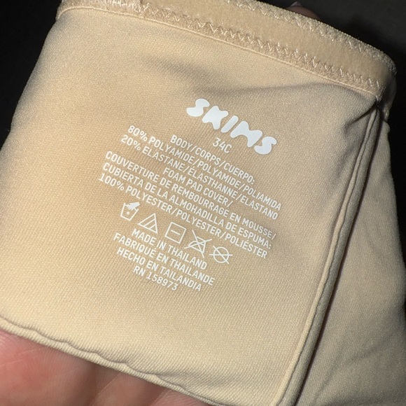 SKIMS Fits Everybody Strapless Bra - Picture 3 of 3